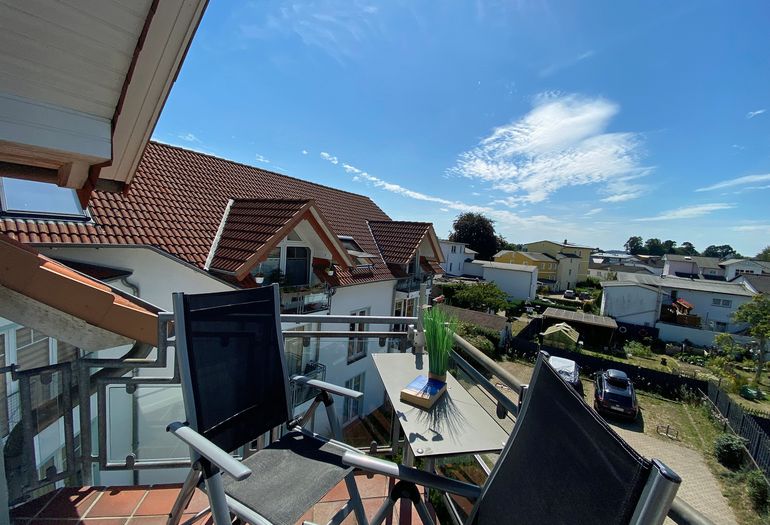 bestuhlter Balkon in ruhiger Lage