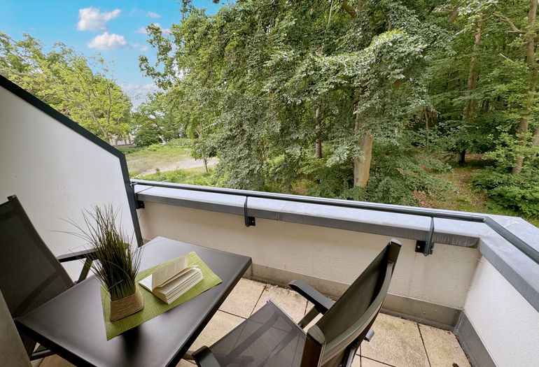 Blick in das Grüne vom Balkon