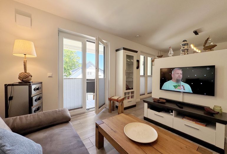 gemütlicher Wohnbereich mit Couch und Smart-TV gemütlicher Wohnbereich mit Couch und Smart-TV