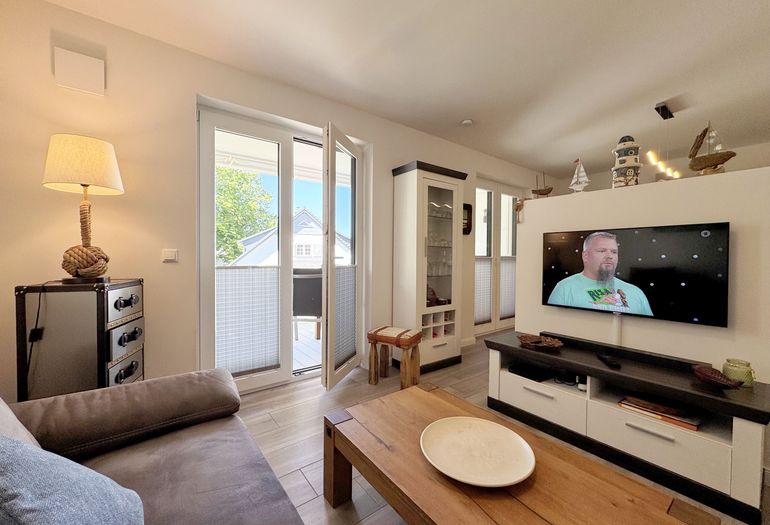 gemütlicher Wohnbereich mit Couch und Smart-TV