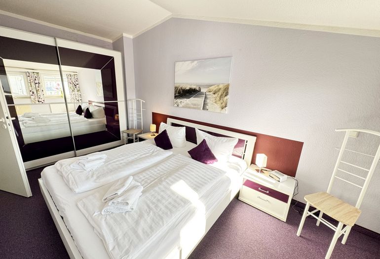 Seepark Sellin Haus Baabe - 1. Schlafzimmer mit Doppelbett und Kleiderschrank