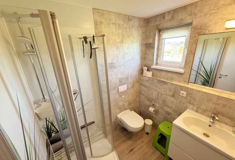 Badezimmer mit Fenster