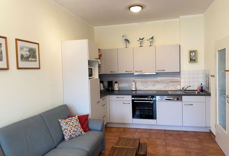 Wohnzimmer mit Blick zur modernen Küchenzeile