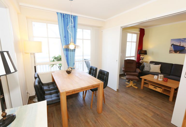 Essbereich mit Übergang zum Wohnbereich