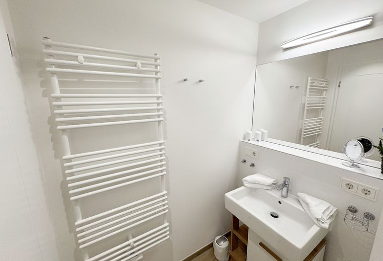 innenliegendes Badezimmer mit Waschbecken