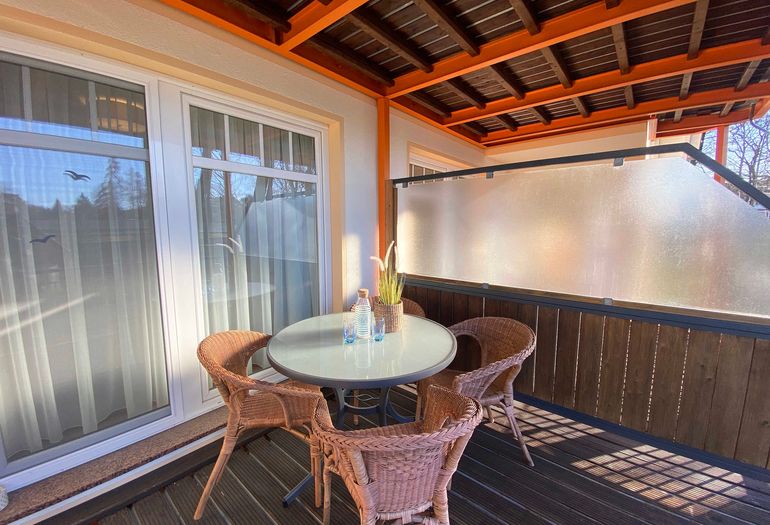 bestuhlter Balkon mit Blick ins Grüne