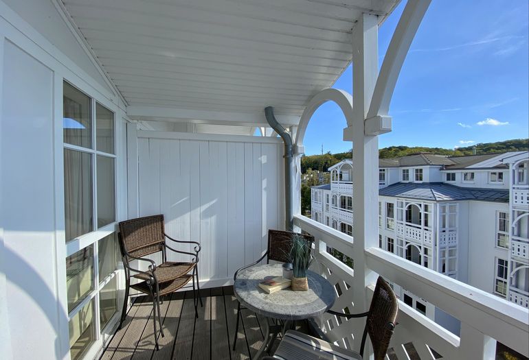 bestuhlter Balkon mit Sonnenliegen