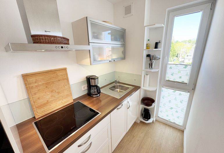 Küchenzeile mit diversen Küchenhelfern