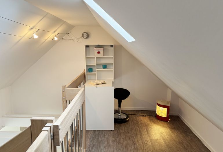 Ein kleiner Schreibtisch befindet sich genauso in der Galerie