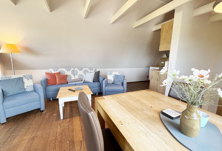 gemütlicher Wohnbereich mit Couch und Sessel