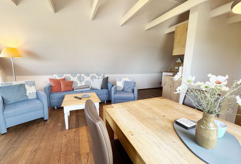 gemütlicher Wohnbereich mit Couch und Sessel gemütlicher Wohnbereich mit Couch und Sessel