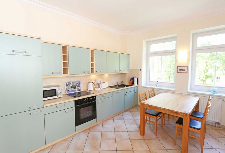 Helle Küche mit Esstisch Helle Küche mit Esstisch