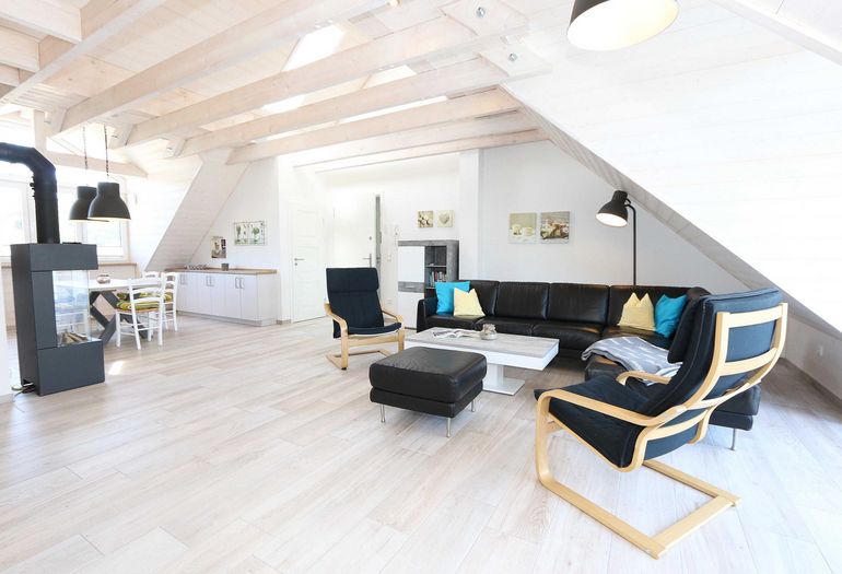 großes Wohnzimmer mit Relax Sessel