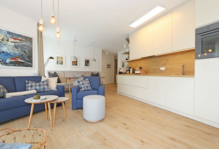 moderne Küchenzeile mit gemütlicher Essecke