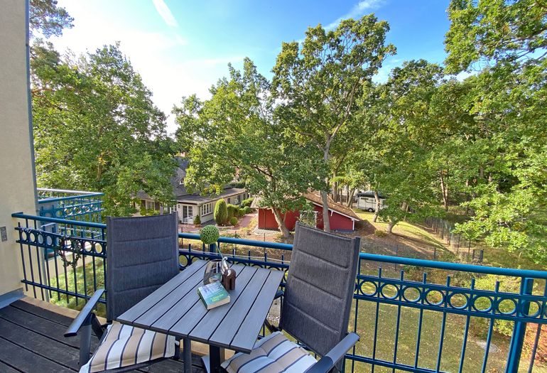 bestuhlter Balkon in ruhiger Lage