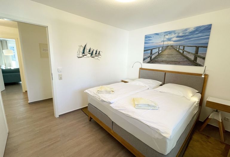 Schlafzimmer mit Doppelbett