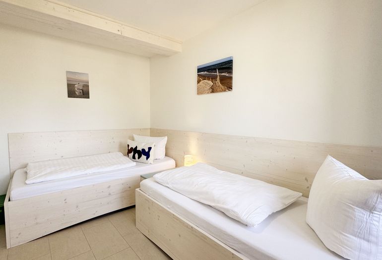 1. Schlafzimmer mit 2 Einzelbetten und verstellbaren Lattenrosten 1. Schlafzimmer mit 2 Einzelbetten und verstellbaren Lattenrosten