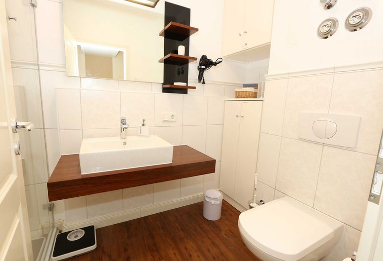 Badezimmer mit Dusche