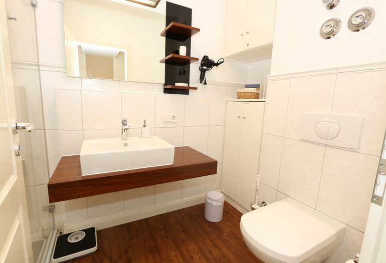 Badezimmer mit Dusche