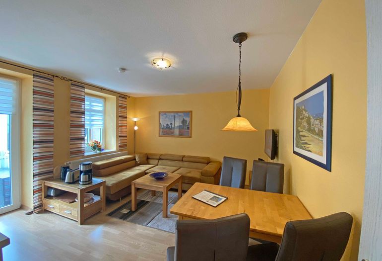Wohnzimmer mit Esstisch und Couch Wohnzimmer mit Esstisch und Couch