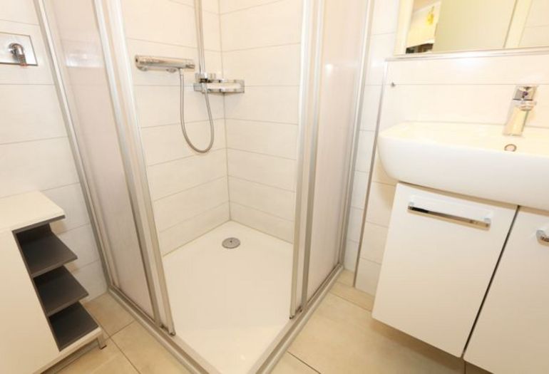 Badezimmer mit ebenerdiger Dusche Badezimmer mit ebenerdiger Dusche
