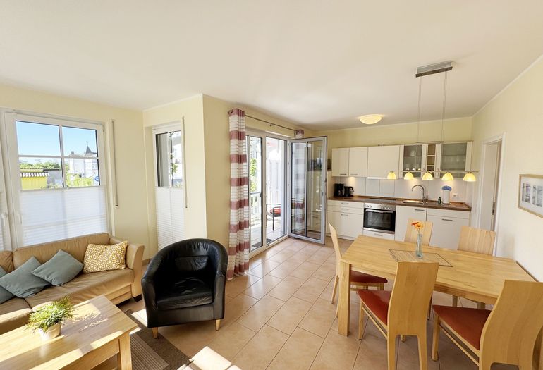 Küchenzeile mit diversen Küchenutensilien Küchenzeile mit diversen Küchenutensilien