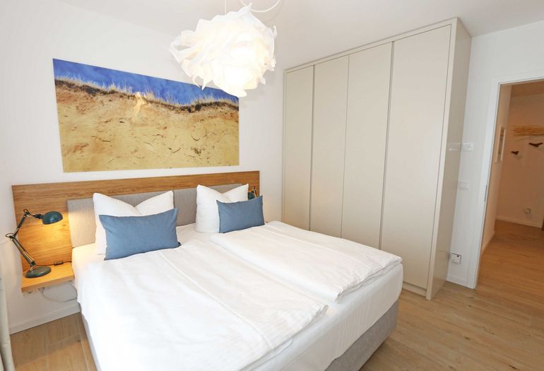 1. Schlafzimmer mit Doppelbett und Kleiderschrank