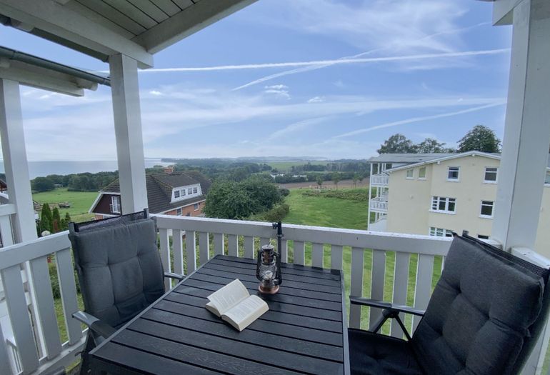 bestuhlter Balkon mit Blick zum Bodden bestuhlter Balkon mit Blick zum Bodden