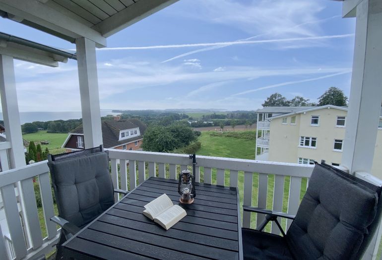 bestuhlter Balkon mit Blick zum Bodden