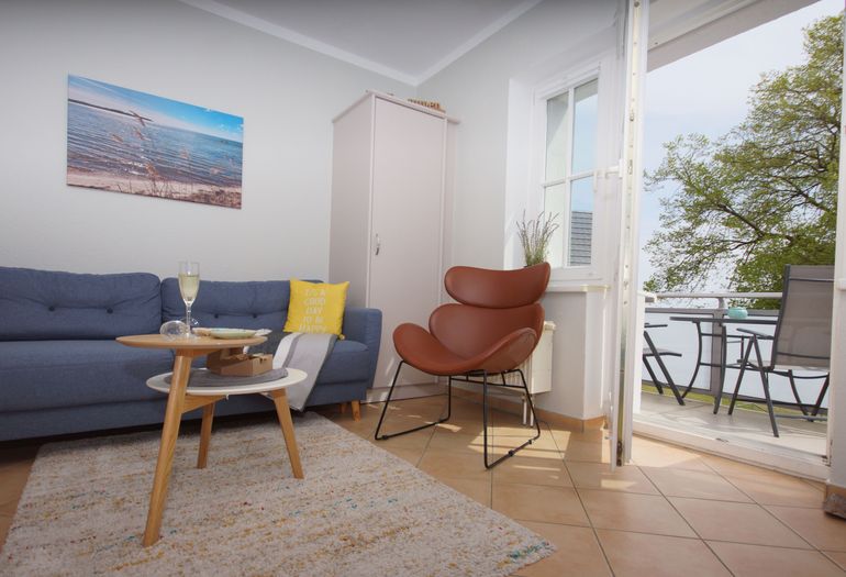 Wohnzimmer mit Sessel und Couch