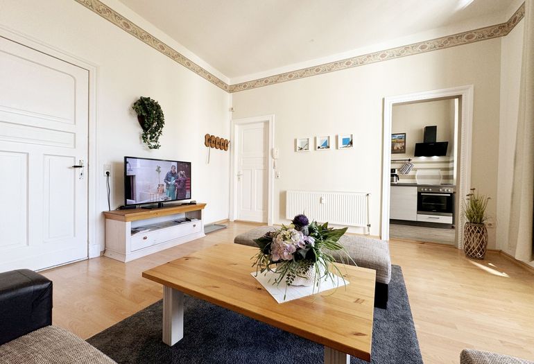 Wohnbereich mit Blick in die Küche Wohnbereich mit Blick in die Küche