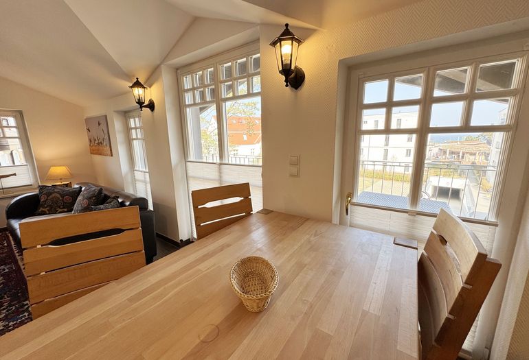 Essbereich mit Blick nach draußen