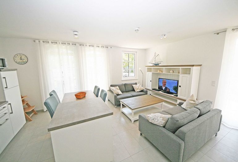 Wohnzimmer mit Couch und Esstisch