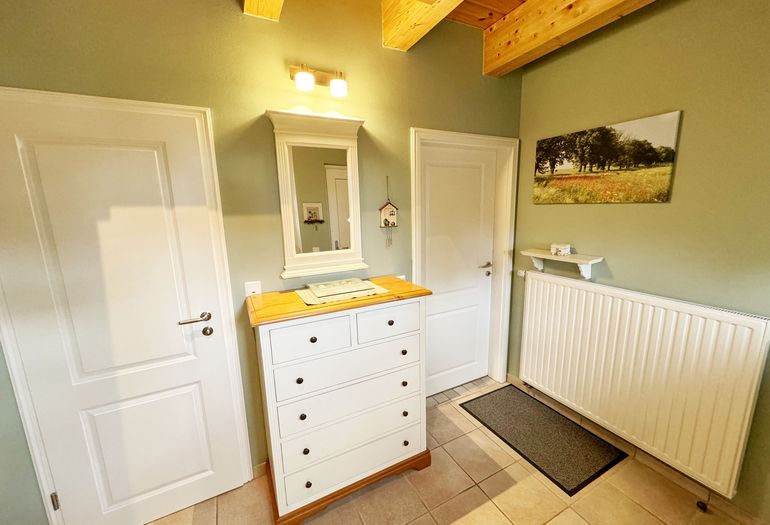 unterer Flurbereich mit Zugang zum Gäste WC und Wohnbereich