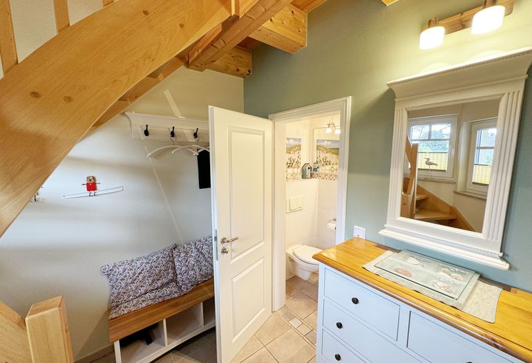 unterer Flurbereich mit Zugang zum Gäste WC