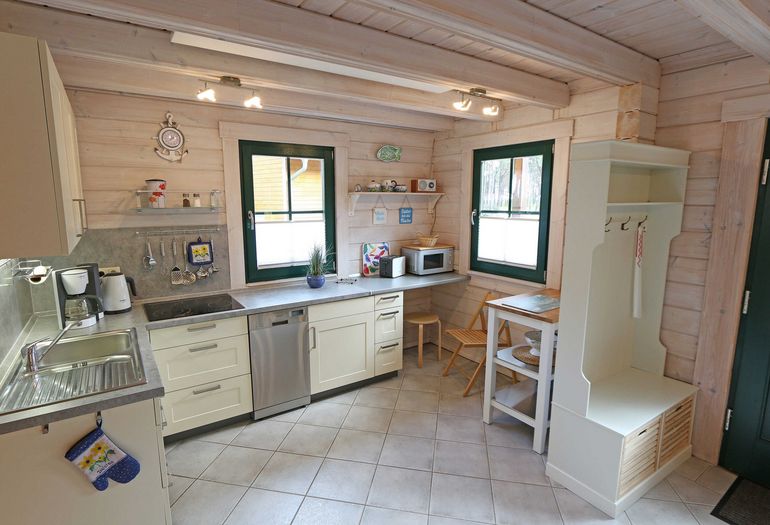 moderne Küchenzeile mit Backofen