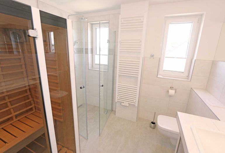 großes Badezimmer mit Sauna