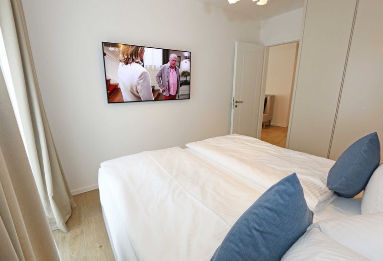 2. Schlafzimmer mit Doppelbett und TV
