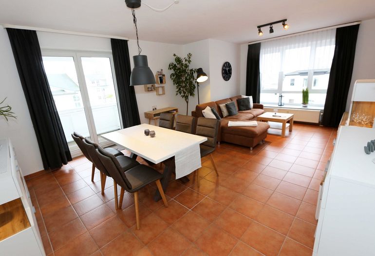 Wohnzimmer mit Esstisch Wohnzimmer mit Esstisch