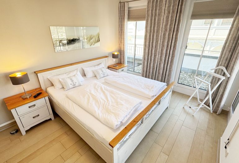 großes Schlafzimmer mit Doppelbett