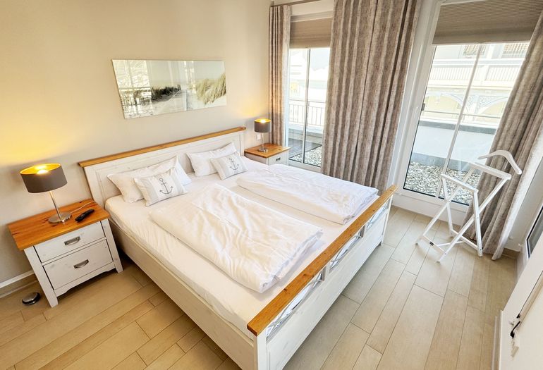 großes Schlafzimmer mit Doppelbett