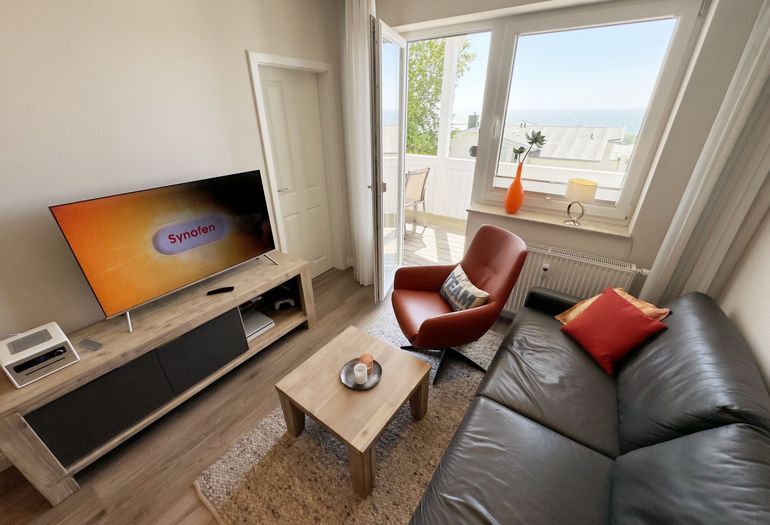 Wohnzimmer mit Couch und Meerblick