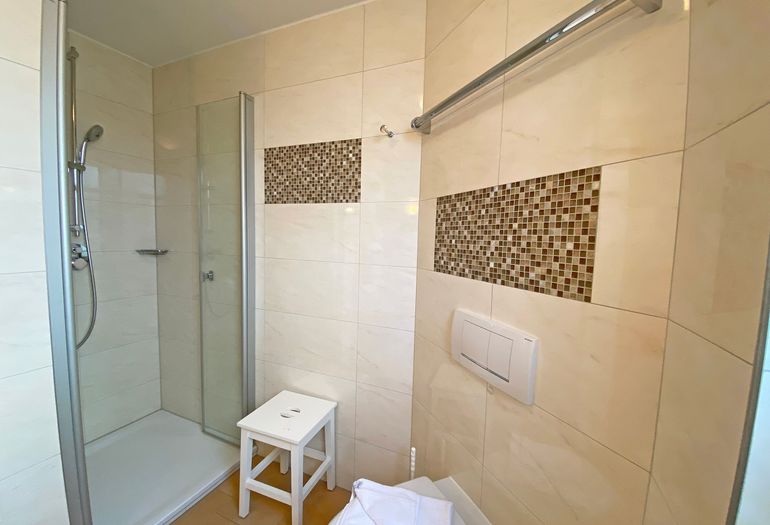 Badezimmer mit Dusche Badezimmer mit Dusche