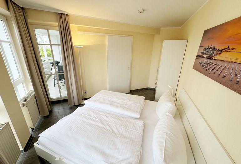 Schlafzimmer mit Kleiderschrank