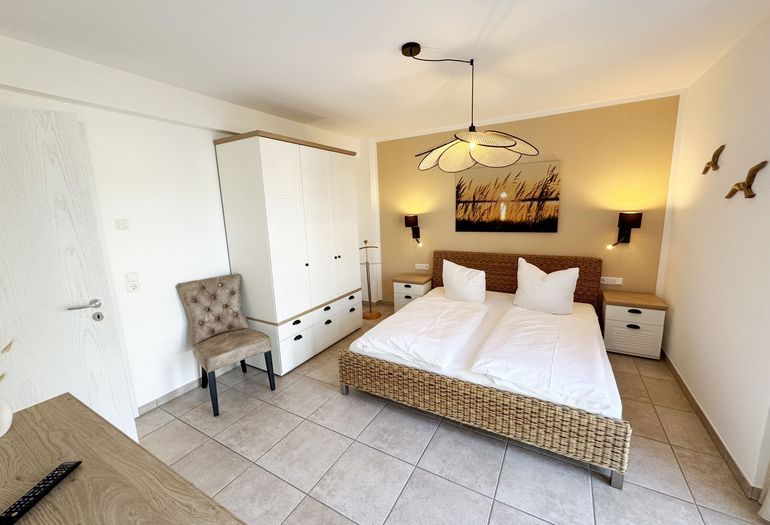 1.Schlafzimmer mit Doppelbett und Kleiderschrank