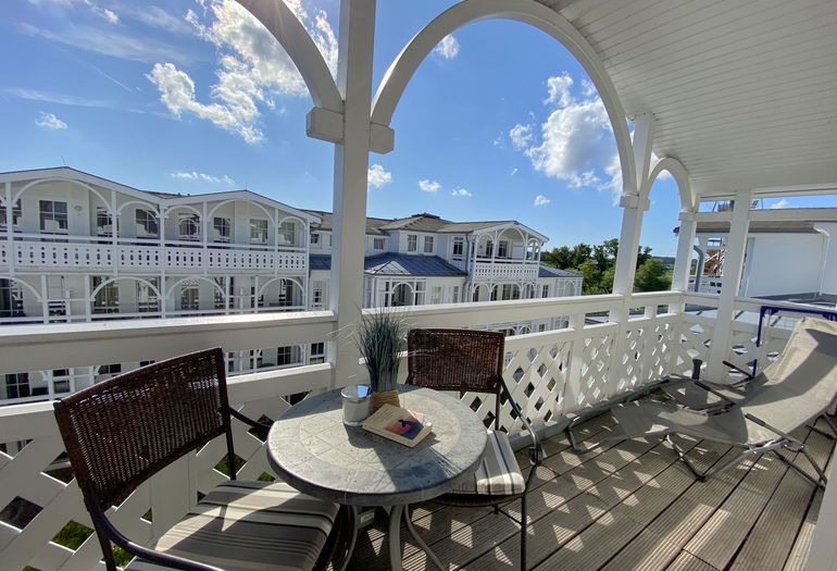 bestuhlter Balkon mit schönem Blick