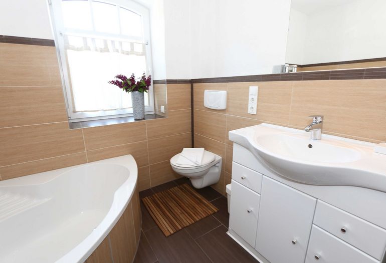 Badezimmer mit Waschbecken Badezimmer mit Waschbecken