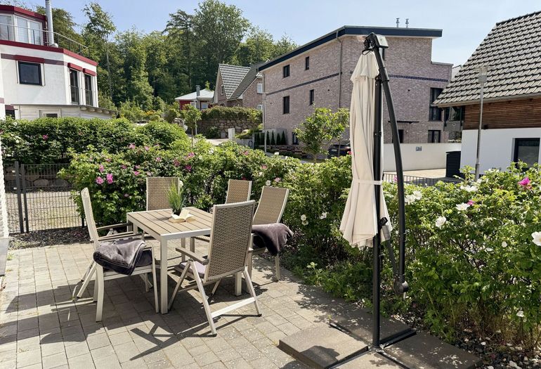 Verschiedene Ansichten von der bestuhlten Terrasse