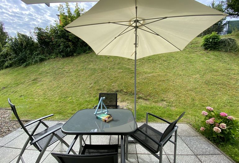 bestuhlte Terrasse mit Sonnenschirm