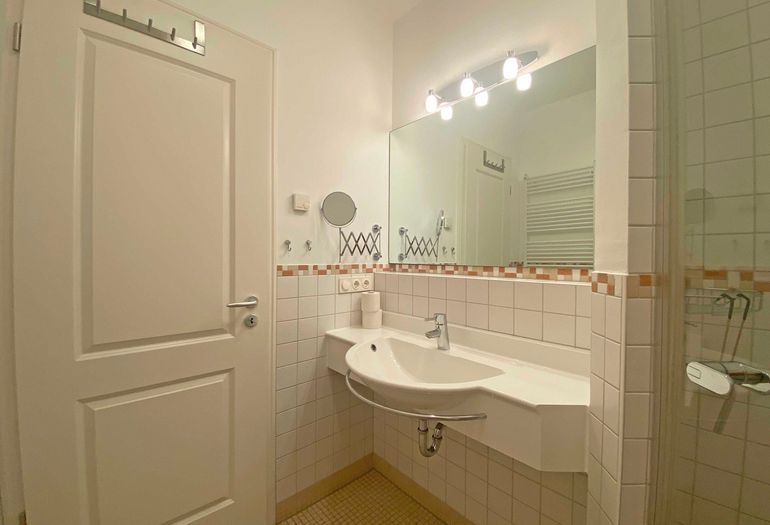 Badezimmer mit Waschbecken Badezimmer mit Waschbecken